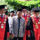 BUPATI Deliserdang H. Ashari Tambunan didampingi pimpinan Pesantren Darul Arafah Raya H. Harun Lubis, ST, M.PSi, Ketua STAIDA H.Umar Mukhtar Siregar, LC, MA, dan lainnya memasuki lokasi Wisuda Sarjana STAIDA XXIX, Pengukuhan Alumni Santri XXXII dan Dyah XXV Pesantren Darul Arafah Raya Desa Lau Bakeri Kecamatan Kutalimbaru, Kamis (8/6). (Waspada/Khairul K Siregar/B)
