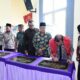 BUPATI Deliserdang H. Ashari Tambunan menandatangani prasasti peresmian Masjid Al Furqon dalam kunjungan kerja yang dipusatkan di Panti Sosial Rehabilitasi Narkoba Parmadi Putra Insyaf Desa Lau Bakeri Kecamatan Kutalimbaru, Kamis (8/6/) siang. (Waspada/Khairul K Siregar/B).