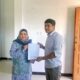Suhaimi N, SH, Ketua Perwakilan YARA Abdya dan Aceh Selatan, bersama kliennya Seliah, oknum Komisioner KIP Abdya, memperlihatkan surat keberatan, yang dilayangkan untuk tim Pansel KIP. Foto direkam Kamis sore (8/6) lalu.Waspada/Syafrizal