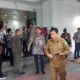 Pj Bupati Simeulue Ahmadliyah di depan gedung Kemendagri RI, Jumat (9/6). Waspada/ist