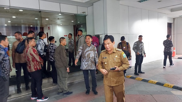 Pj Bupati Simeulue Ahmadliyah di depan gedung Kemendagri RI, Jumat (9/6). Waspada/ist