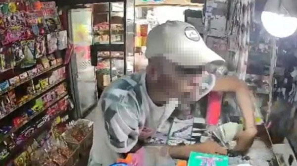 Pelaku yang terekam CCTV saat sedang mengambil uang dari dalam laci toko. Waspada/Ist