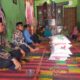 Ketua Pimpinan Daerah Muhammadiyah Mandailing Natal Drs.M Yusuf Nasution, MSi didampingi pengurus lainnya menerahkan bantuan kepada korban kebakaran Sihepeng. Waspada/ist