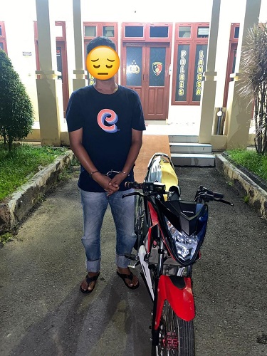 Tersangka MU bersama barang bukti sepedamotor saat diamankan di Mapolres Langsa, Senin (12/6). Waspada/dede