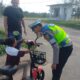 POLISI sedang memberi pemahaman tentang aturan penggunaan sepeda listrik, kepada seorang anak, di Jalan Lintas Sumatera, kawasan Idi, Aceh Timur, Senin 12 Juni 2023. Waspada/Ist
