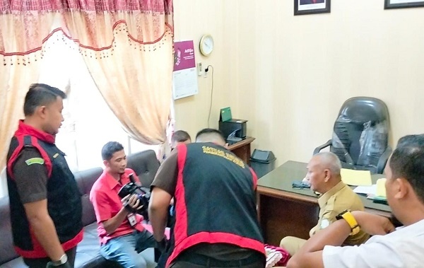 TIM Jaksa menggeledah kantor PUPR Aceh Timur, Senin (12/6). Waspada/Ist