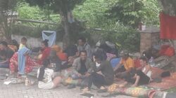 Massa aksi Singkuang 1 bergerombol di luar gedung DPRD, sebagian tidur bergelimpangan. Waspada/Irham Hagabean Nasution