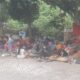 Massa aksi Singkuang 1 bergerombol di luar gedung DPRD, sebagian tidur bergelimpangan. Waspada/Irham Hagabean Nasution