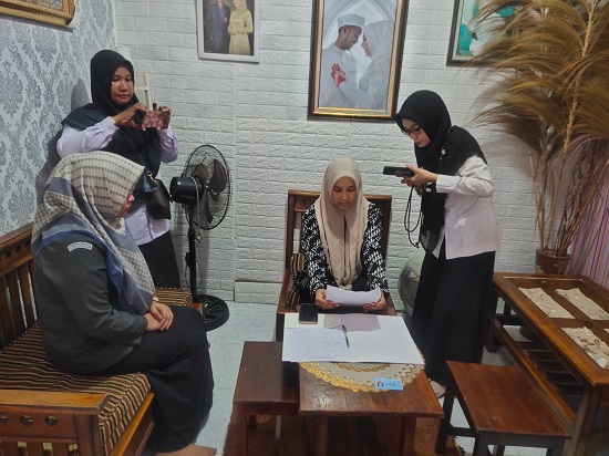 Tampak salah satu Bacaleg dari PKS Kota Langsa, untuk Dapil 3 Langsa Baro, Mutia Rahmi SE, saat mengikuti uji mampu baca Alquran di rumahnya Gampong Meutia, Kecamatan Langsa Kota, Senin (12/6). Waspada/Rapian.