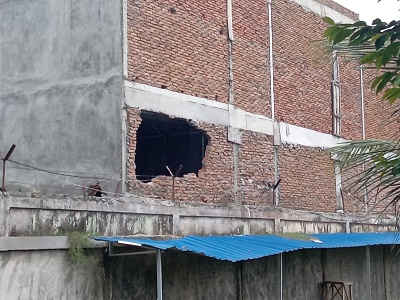 SALAH satu sudut bangunan yang sudah dibongkar Satpol PP pada Jumat (9/6) lalu, namun tidak dilanjutkan dengan membongkar sendiri oleh pemilik bangunan. Waspada/Ist