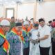 WALI Kota Medan Bobby Nasution menyalami calon jemaah haji (calhaj) asal Kota Medan yang tergabung dalam Kelompok Terbang (Kloter) 15. Waspada/Ist
