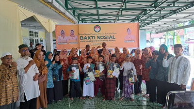 PENGURUS Dharma Wanita Persatuan Propinsi Sumatera Utara bersama anak-anak yang mengikuti sunatan massal di Mesjid Al Istiqomah Jl Pancing I Gg Manggis Link IV Kel Besar Kec Medan Labuhan, Selasa (20/6). Waspada/Yuni Naibaho