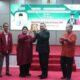 REKTOR UISU Dr.Safrida,S.E.,M.Si menyerahkan plakat kepada Duta Besar RI untuk Maroko Drs. H. Hasrul Azwar,MM saat kegiatan kuliah umum wawasan kebangsaan di Auditorium Pusat Administrasi UISU, Rabu (21/6).Waspada/Ist