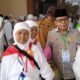 KAKAN Kemenag Sergai Zulkifli Sitorus bersama jamaah Kloter 17 menjelang keberangkatan dari Asrama Haji menuju Bandara Internasional Kualanamu,, Jumat (9/6). Waspada/Surya Efendi