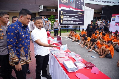 WALIKOTA MEDAN Bobby Nasution menghadiri Presrilis Pengungkapan Kasus Kejahatan Jalanan di Kota Medan di halaman Polrestabes Medan, Kamis (22/6). Waspada/Ist