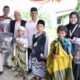 ANGGOTA DPRD Sumut Ahmad Darwis Dapil berfoto bersama peserta sunat massal yang dilaksanakan di Kecamatan Medan Polonia, Minggu (25/6). Waspada/Ist