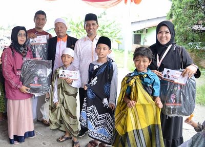 ANGGOTA DPRD Sumut Ahmad Darwis Dapil berfoto bersama peserta sunat massal yang dilaksanakan di Kecamatan Medan Polonia, Minggu (25/6). Waspada/Ist