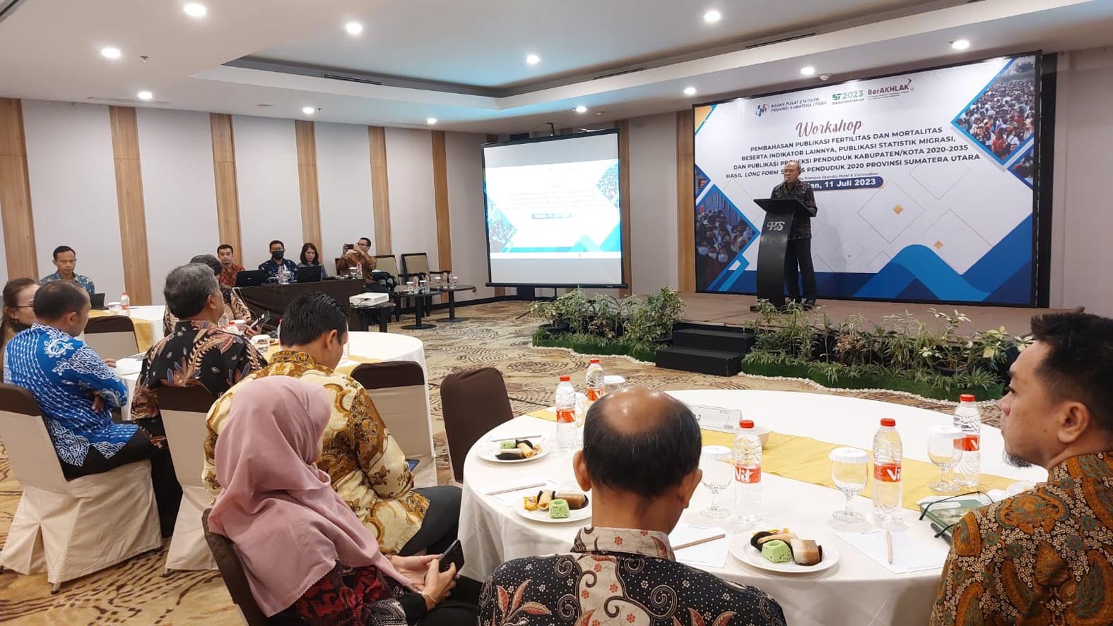 Kepala BPS Sumut diwakili Kepala Bagian Umum BPS Drs. Ramlan, MM saat membuka Workshop pembahasan publikasi Fertilitas dan Mortalitas beserta indikator lainnya, publikasi Statistik Migrasi, dan publikasi Proyeksi Penduduk Kabupaten/Kota 2020-2035 Sumatera Utara, di Santika Dyandra Hotel & Convention Medan, Selasa (11/7).