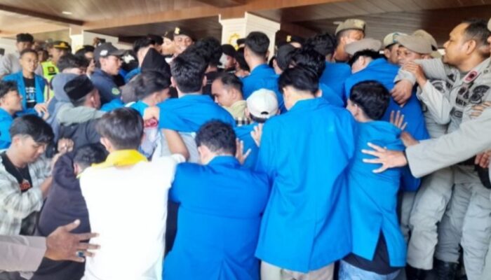 Massa Demo DPRA Saling Dorong Dengan Petugas