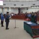 KETUA DPRD Sumut Baskami Ginting mengambil sumpah Zulkifli sebagai anggota Pergantian Antar Waktu (PAW) dari Fraksi Demokrat sisa masa jabatan 2019-2024, di ruang dewan, Senin (17/7). Waspada/Partono Budy