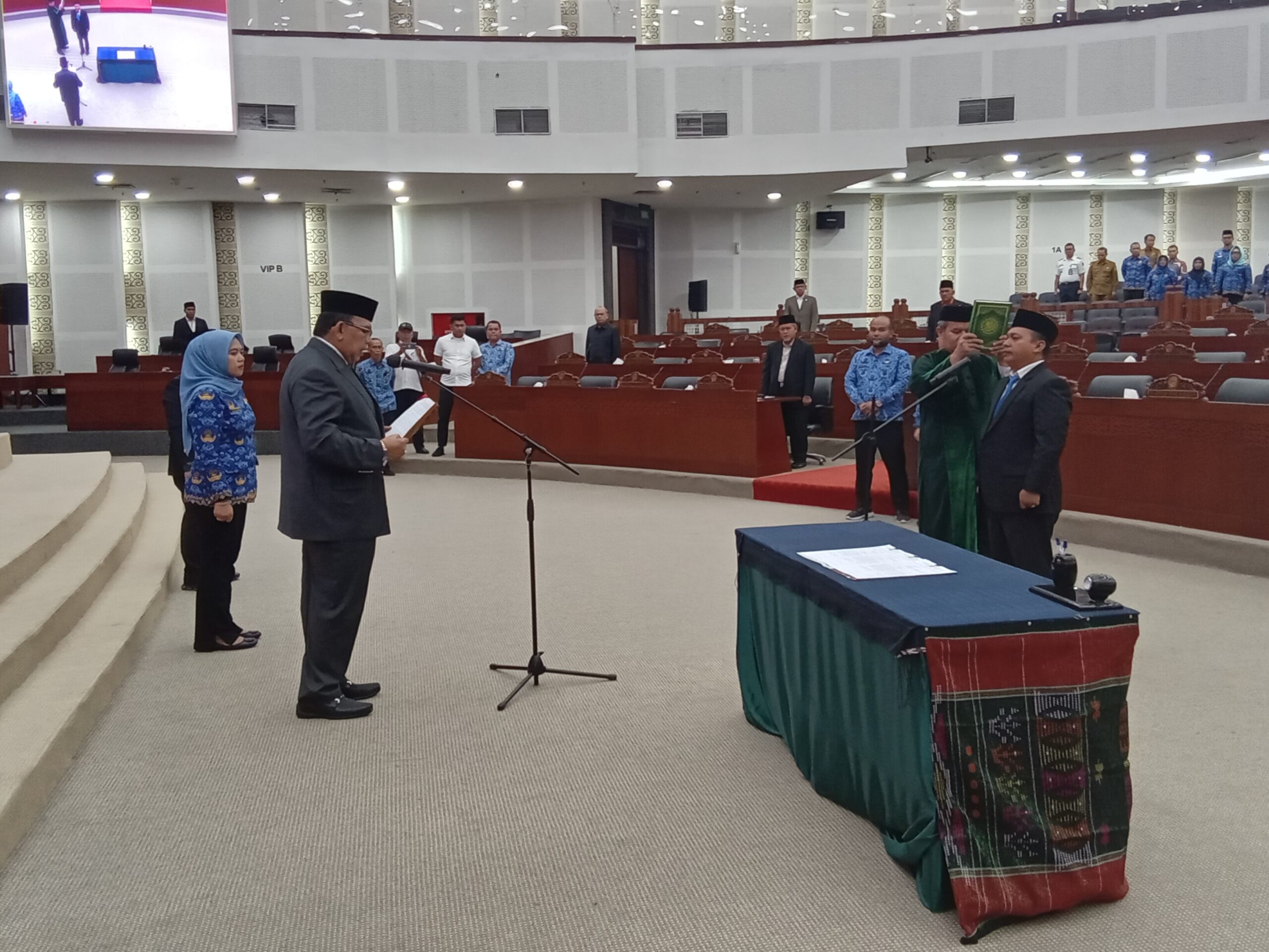 KETUA DPRD Sumut Baskami Ginting mengambil sumpah Zulkifli sebagai anggota Pergantian Antar Waktu (PAW) dari Fraksi Demokrat sisa masa jabatan 2019-2024, di ruang dewan, Senin (17/7). Waspada/Partono Budy
