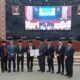 GUBSU Edy Rahmayadi dan Ketua DPRD Sumut Baskami Ginting didampingi para wakil ketua Harun Mustafa, Irham Buana Nasution, dan Misno Adisyah Putra, memegang naskah persetujuan Rancangan Peraturan Daerah tentang Perubahan APBD 2023 menjadi Peraturan Daerah (Perda) P-APBD 2023, di ruang paripurna, Senin (17/7). Waspada/Partono Budy