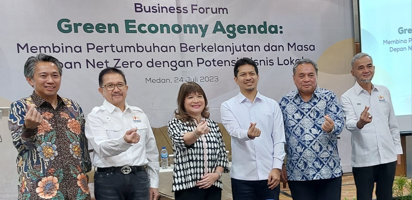 Kepala Kadin Net Zero Hub, Dharsono Hartono bersama WKU Koordinator Bidang Kemaritiman, Investasi dan Luar Negeri yang juga Ketua Pokja Lingkungan Hidup Berkelanjutan Kadin Indonesia, Shinta Widjaja Kamdani, Ketua Kadin Sumatera Utara Firsal Ferial Mutyara, WKU Bidang Hubungan Internasional – Kadin Indonesia, Dino Vega, WKU Bidang Investasi – Kadin Indonesia, Tony Wenas, WKU Bidang Pengembangan Ekonomi Daerah – Kadin Indonesia, Mulyadi Jayabaya dan lainnya, foto bersama di sela kegiatan Business Forum Green Economy, Senin (24/7).