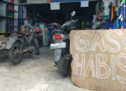 SALAH satu pangkalan LPG di Jl. Bromo, Kecamatan Medan Denai memasang papan pengumuman yang bertuliskan, 'Gas 3kg Habis', Senin (24/7).