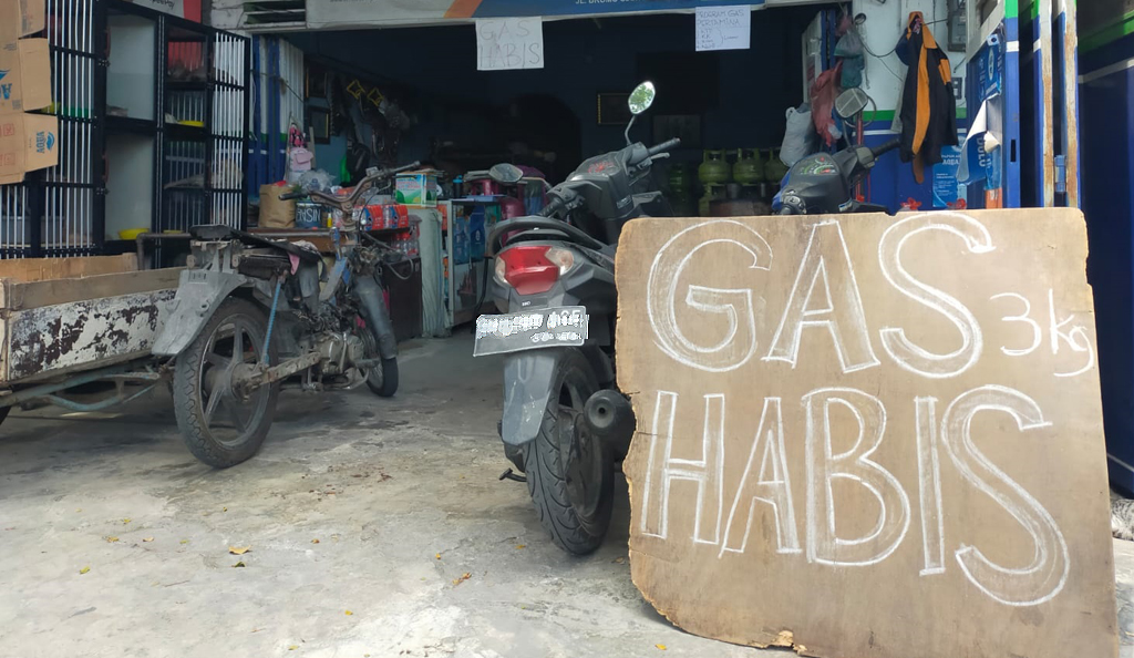 SALAH satu pangkalan LPG di Jl. Bromo, Kecamatan Medan Denai memasang papan pengumuman yang bertuliskan, 'Gas 3kg Habis', Senin (24/7).