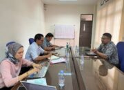 Kepala Kanwil I KPPU, Ridho Pamungkas (tengah kiri) didampingi staf saat meminta keterangan pihak Pertamina terkait kelangkaan LPG 3Kg yang diwakili Sales Branch Manager Region I, Staleva Putra Ghita Daulay, di Kantor KPPU Kanwil I Medan, Rabu (26/7).