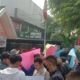 MASSA kembali demo Bawaslu dan KPU Sumut, Kamis (6/7). Waspada/Ist