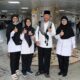 dr.Erviati (kedua dari kiri) bersama petugas kesehatan dan Al Ustad HM.Nurdin Amin di sela bertugas. Waspada/ist