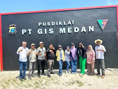 TEMU kangen alumni STIKP Medan Angkatan 90 bersama Dra Cut Intan Ainul Mardiah (Ketua Persit KCK Pandam 1 BB, barisan ke-7). Waspada/Ist