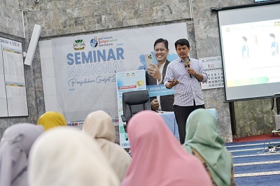INISIATOR Gerakan Gadget Sehat Prof Ridha Dharmajaya saat menyampaikan dampak dari pemakaian gadget yang tidak sehat kepada seratusan pelajar di Yayasan Al Ikhlas Taqwa Jl. Medan Area Selatan Medan, Kamis (20/7). Waspada/Andi Aria Tirtayasa
