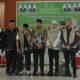KAKANWIL Kemenag Wilayah Provinsi Sumatera Utara, H Ahmad Qosbi MM bersama Pimpinan Kloter 7 H.Luhut Ritonga, SAg,MA dan petugas kloter foto bersama jamaah. Waspada/Anum Saskia