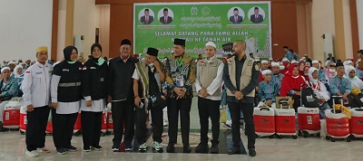 KAKANWIL Kemenag Wilayah Provinsi Sumatera Utara, H Ahmad Qosbi MM bersama Pimpinan Kloter 7 H.Luhut Ritonga, SAg,MA dan petugas kloter foto bersama jamaah. Waspada/Anum Saskia