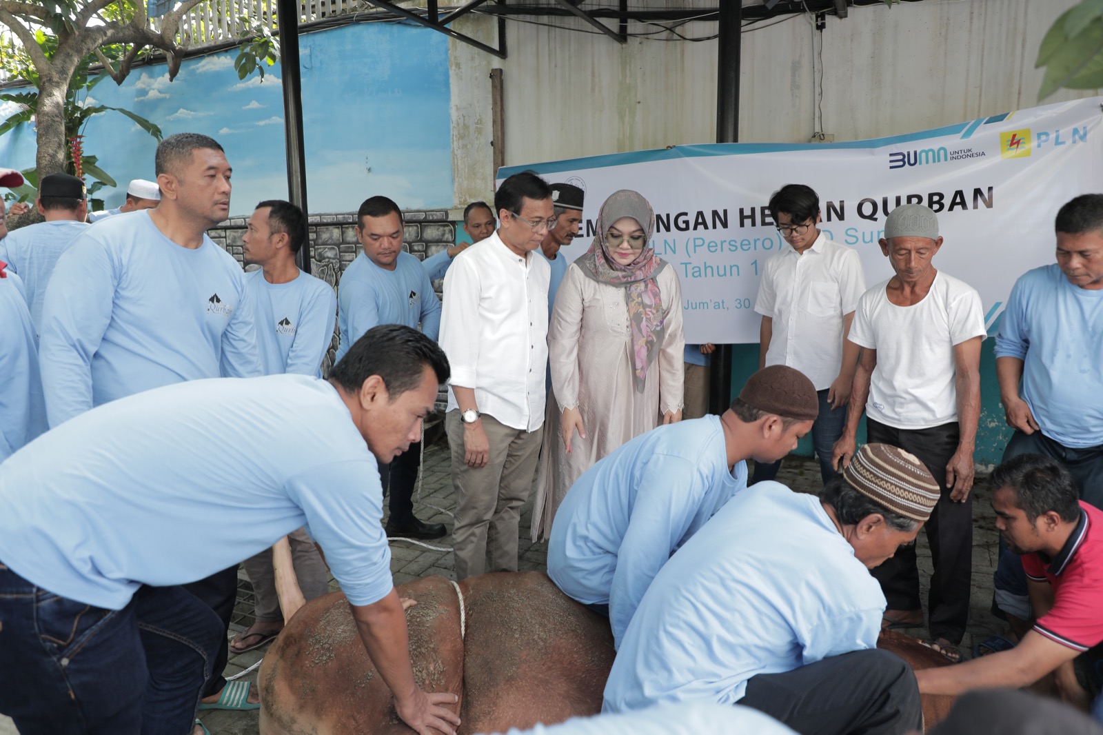 General Manager Awaluddin Hafid beserta istri (seragam putih) menyaksikan penyembelihan hewan kurban.