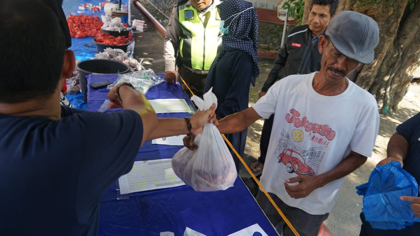 Perwira Berbagi, Pertamina Patra Niaga Regional Sumbagut Salurkan 87 Hewan Kurban