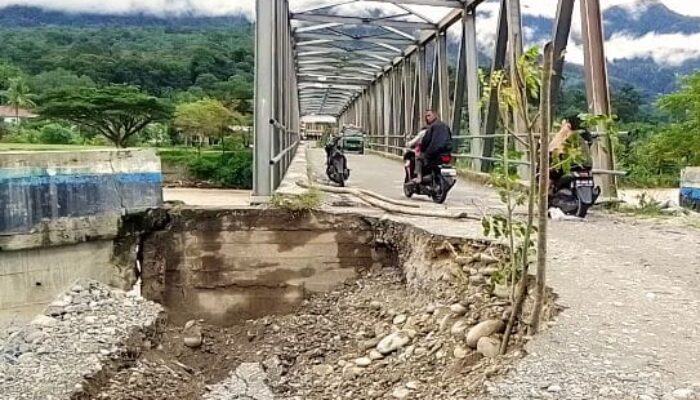 Di Agara Oprit Jembatan Rangka Baja Amblas