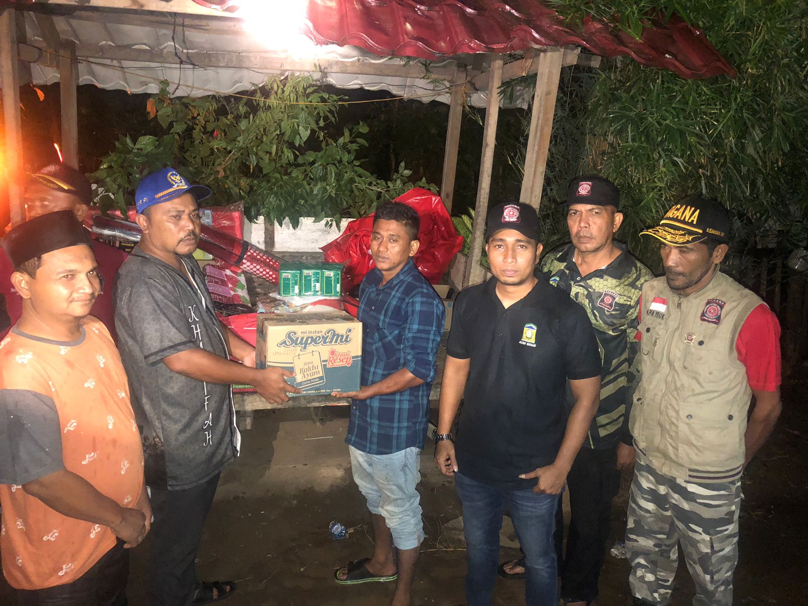 Dinsos Aceh Besar Serahkan Bantuan Masa Panik Korban Kebakaran