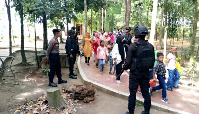Brimob Amankan Objek Wisata