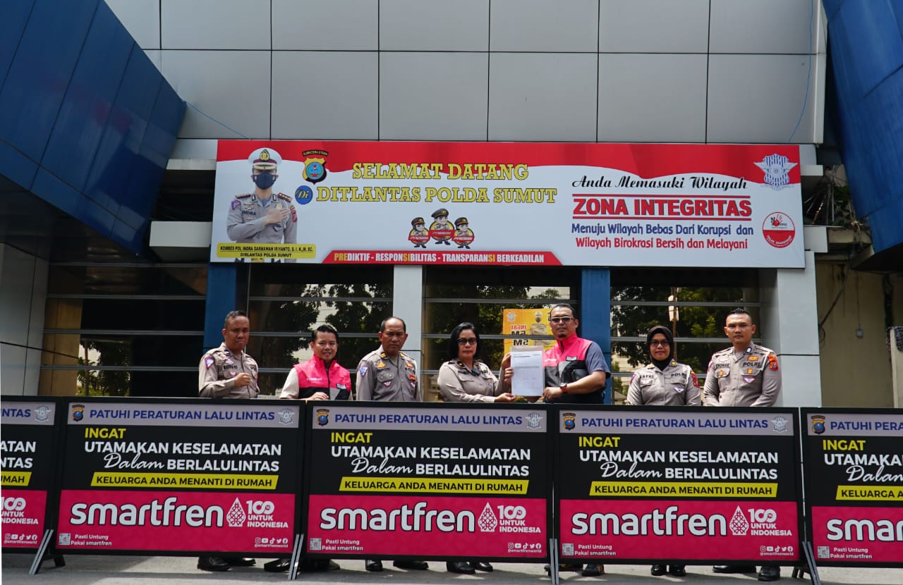 Smartfren bekerja sama dengan Ditlantas Polda Sumut memasang pembatas jalan untuk mendukung keselamatan berkendara. Penyerahan dilakukan secara simbolis dan diterima oleh Plt. Kasubdit Kamsel Ditlantas Polda Sumut, di Medan, Senin (3/7).