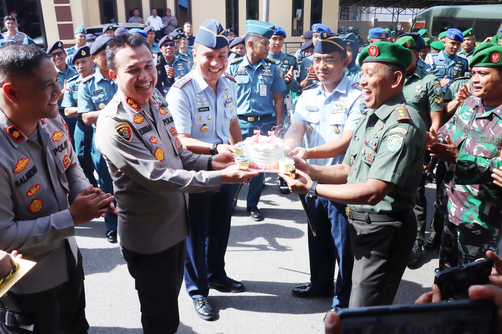 Kapolres Sabang Terima Kejutan Dari 3 Pimpinan TNI