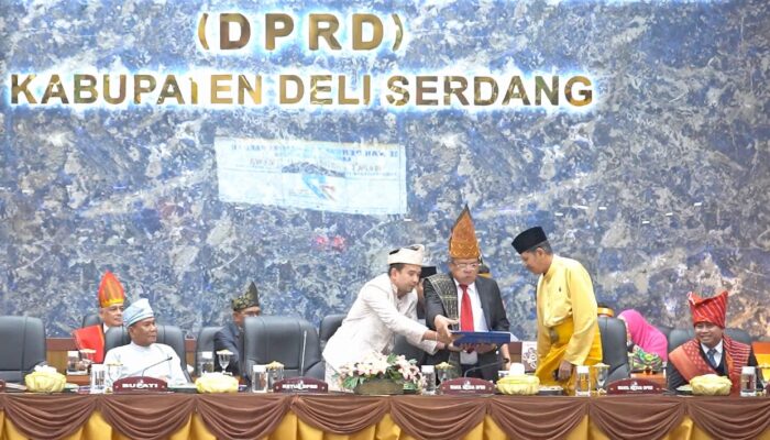 Paripurna HUT Ke-77 DS, Ketua DPRD Serahkan Palu Sidang Ke Sultan Serdang