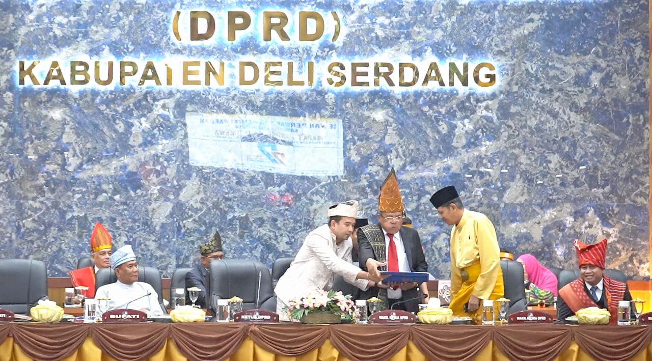 Paripurna HUT Ke-77 DS, Ketua DPRD Serahkan Palu Sidang Ke Sultan Serdang