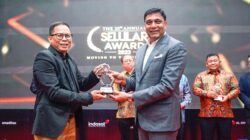Presiden Director & CEO Indosat Ooredoo Hutchison, Vikram Sinha raih penghargaan CEO of The Year di Selular Award ke-20.