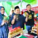 Bupati Tapanuli Selatan Dolly Pasaribu (tengah) beserta istri (kiri) dan Ketua IKM Haji Umroh Tapanuli Selatan Efriadi Gusman Effendi (kanan) mendatangi stand MJ Coffee.