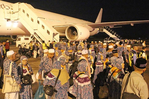 Foto-foto Jemaah Haji Kloter 1 Tiba Di Tanah Air