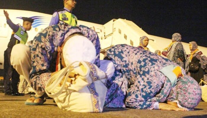 Foto-foto Jemaah Haji Kloter 1 Tiba Di Tanah Air