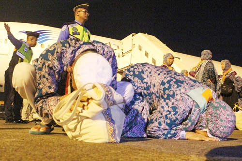 Foto-foto Jemaah Haji Kloter 1 Tiba Di Tanah Air